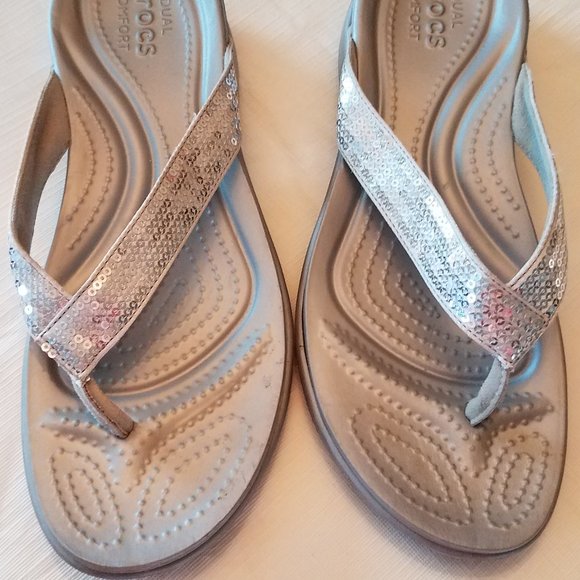 women's capri v sequin flip